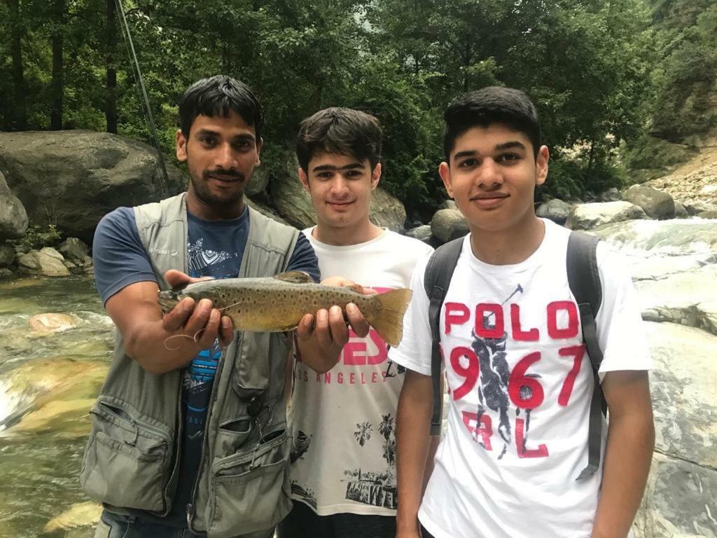 Tirthan Anglers' Retreat Banjar Ngoại thất bức ảnh
